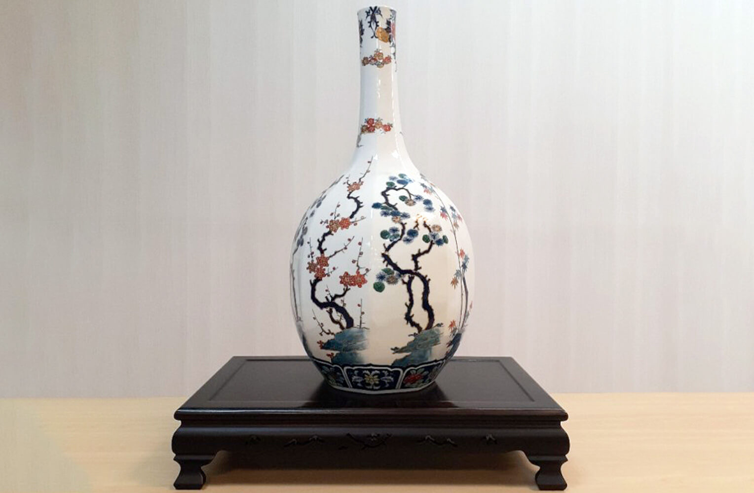 藤井朱明】白磁松竹梅図花瓶 買取実績｜日晃堂 買取実績