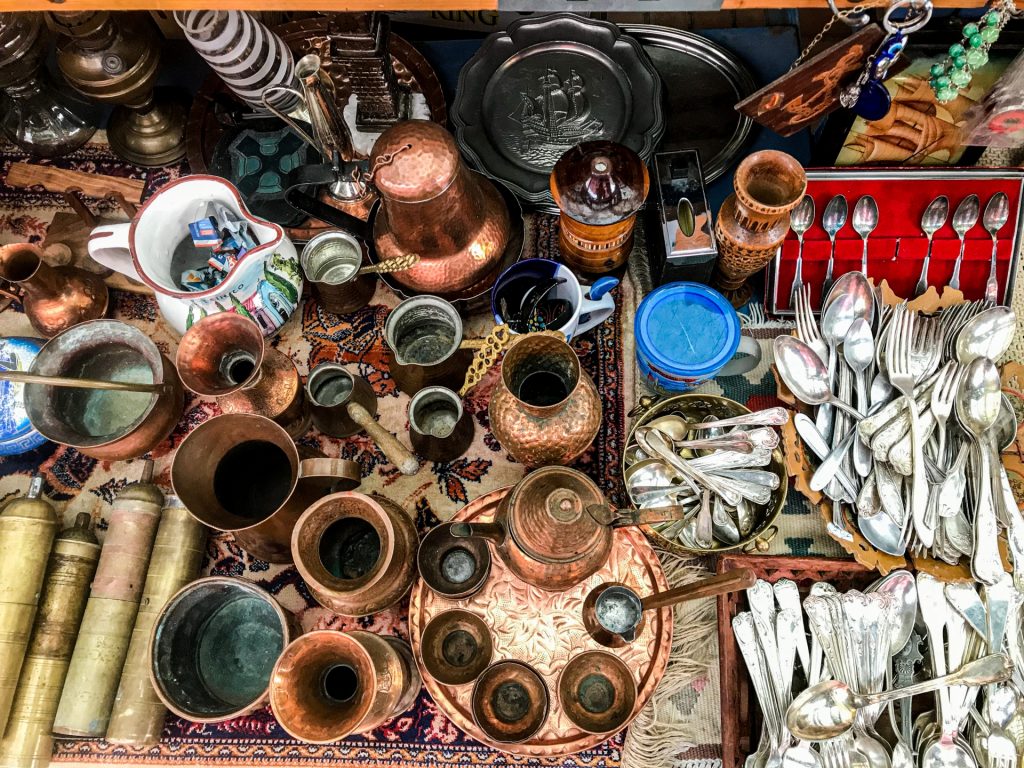 骨董品の掘り出し物はどこで買う？有名骨董市の紹介と楽しみ方｜骨董品