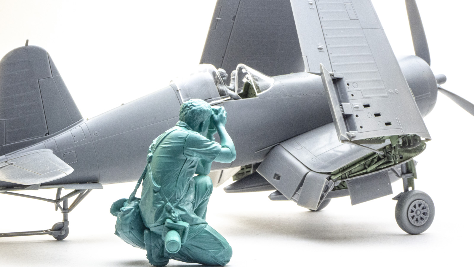 翼を畳んだコルセアのプラモに「初めての飛行機旅」を思い出す話