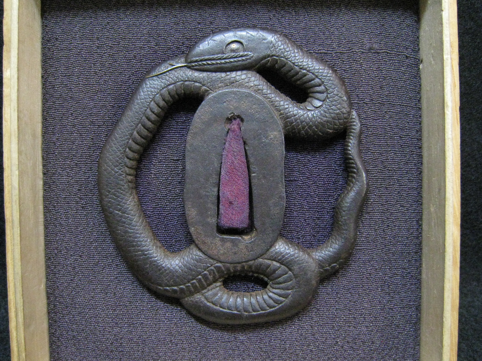 鉄地 蛇図丸彫鍔 無銘（水戸）/素銅地 蛇図 真鍮象嵌鍔 日本刀時代鍔