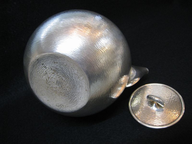 純銀製 牡丹彫り 槌目 菊摘 湯沸 銀瓶 煎茶道具 純銀製 牡丹彫り 槌目