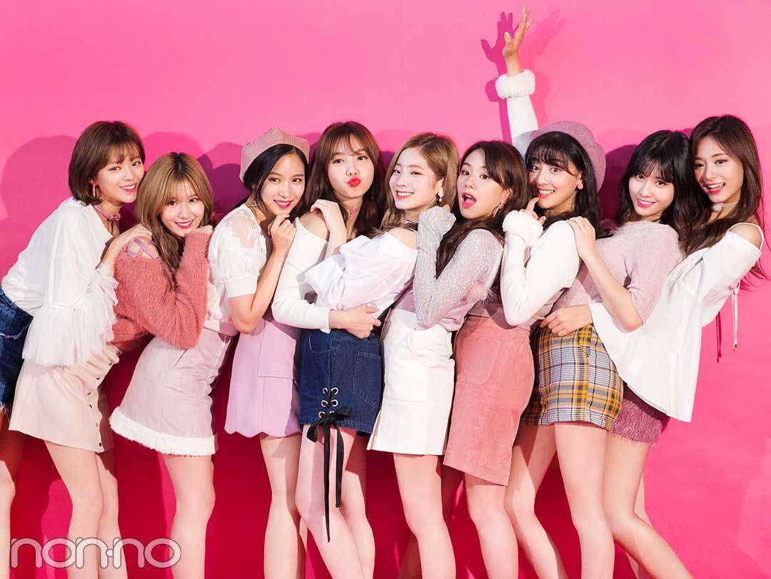 TWICE サイン入り写真 コンサートオフショット Web限定・大好評