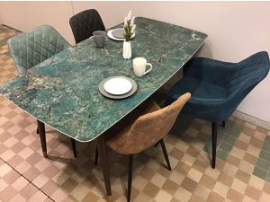 グリーンの天板模様が美しい、お部屋の主役になるセラミックテーブル