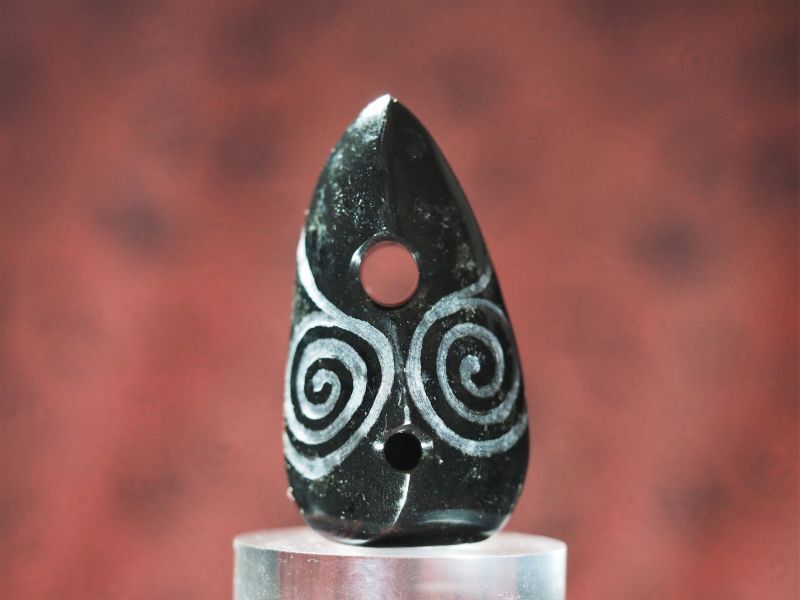 渦巻き文線刻・大珠風縄文デザイン石笛（蛇紋岩製・指孔付き・円柱状孔