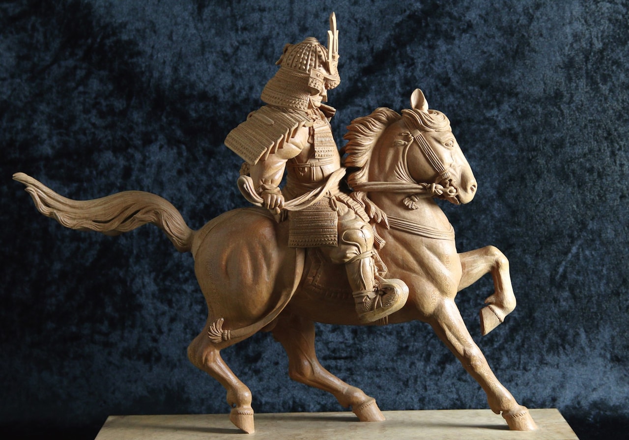 秋川雅史の作品「木彫楠公像（楠木正成像）」。 [画像ギャラリー 2/3