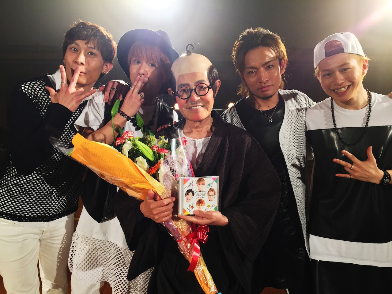 加藤茶がハゲヅラ姿で踊りまくるKaleido Knight新曲MV公開 - お笑い