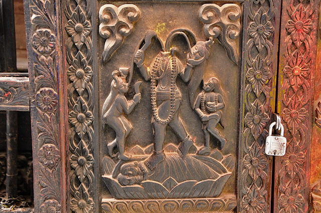 街中でのヒンドゥー教と仏教の神様