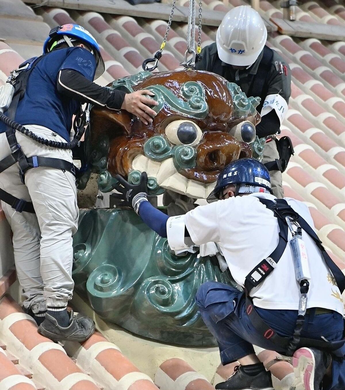 首里城正殿に高さ1mの鬼瓦を設置 職人「気持ちが高ぶった」 金龍や