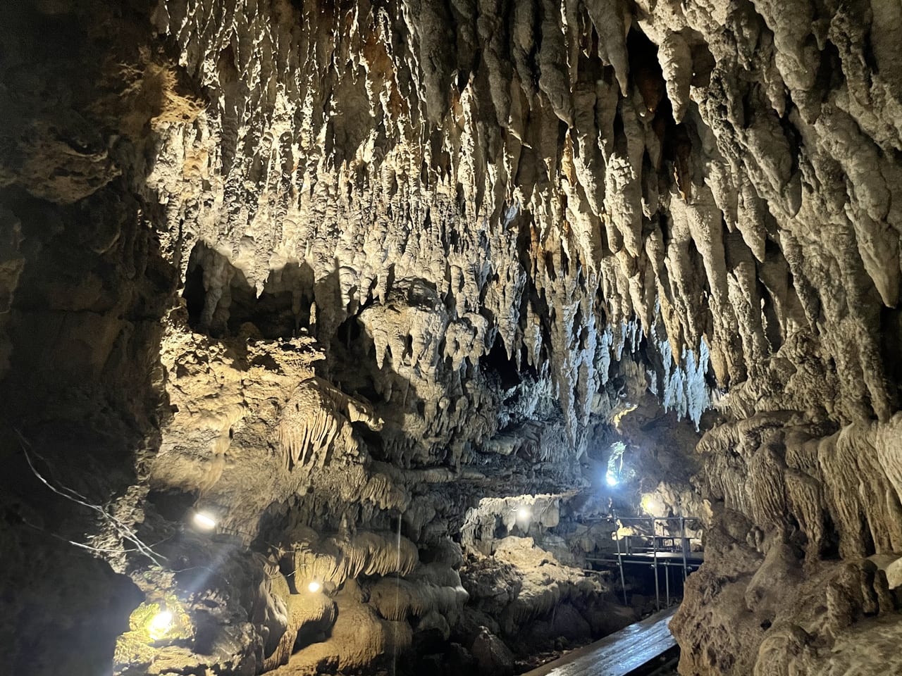 うるま市】家族やカップル、友達と気軽に楽しめる神秘の鍾乳洞！石川