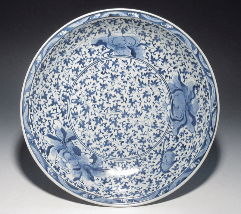 古伊万里 染付 草花文 梅 希少 大皿 です。