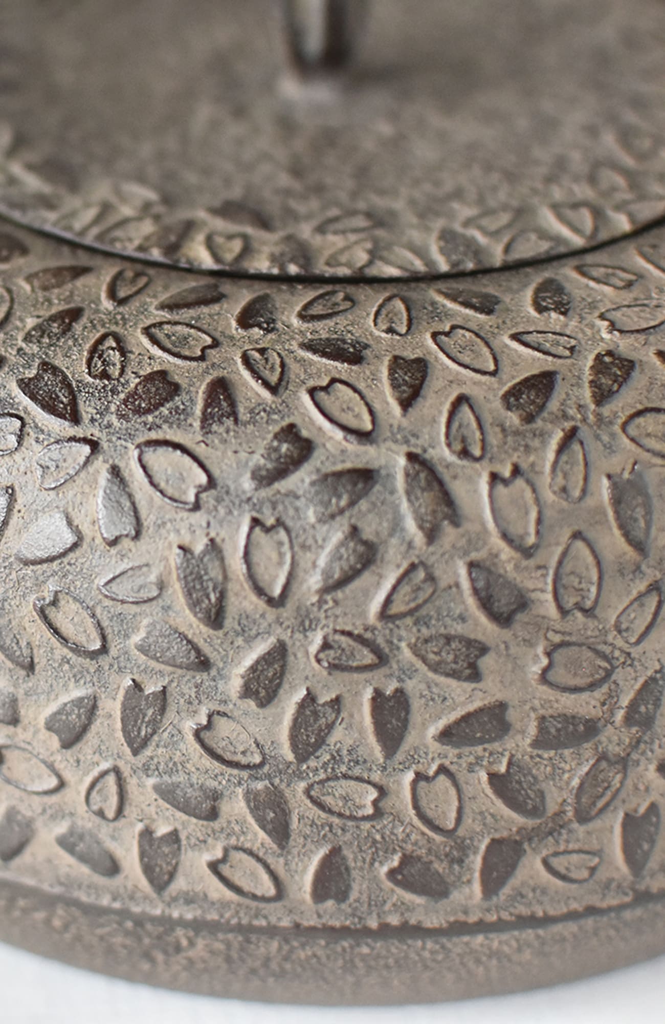 鉄瓶 平丸正形桜 1.2L| 南部鉄器の老舗 及源鋳造 OIGEN 公式オンライン