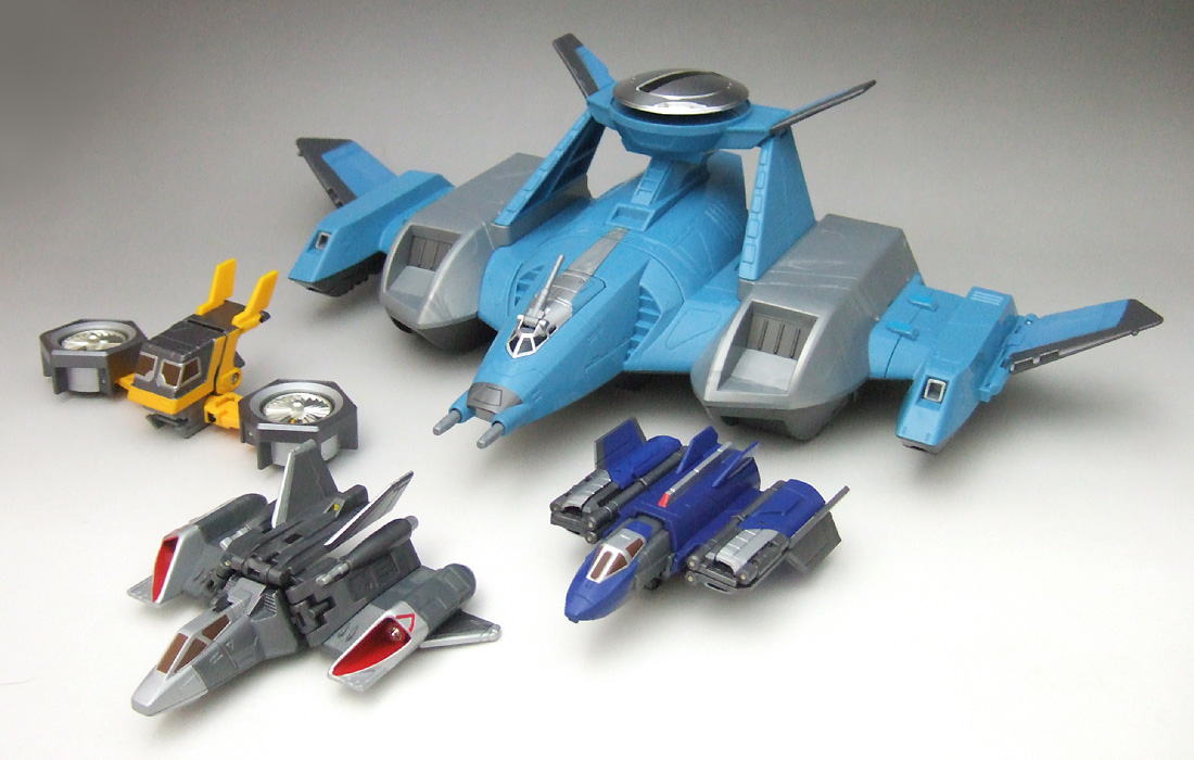 ウルトラマンガイア」DX大型輸送戦闘機ピースキャリー（新品・当時