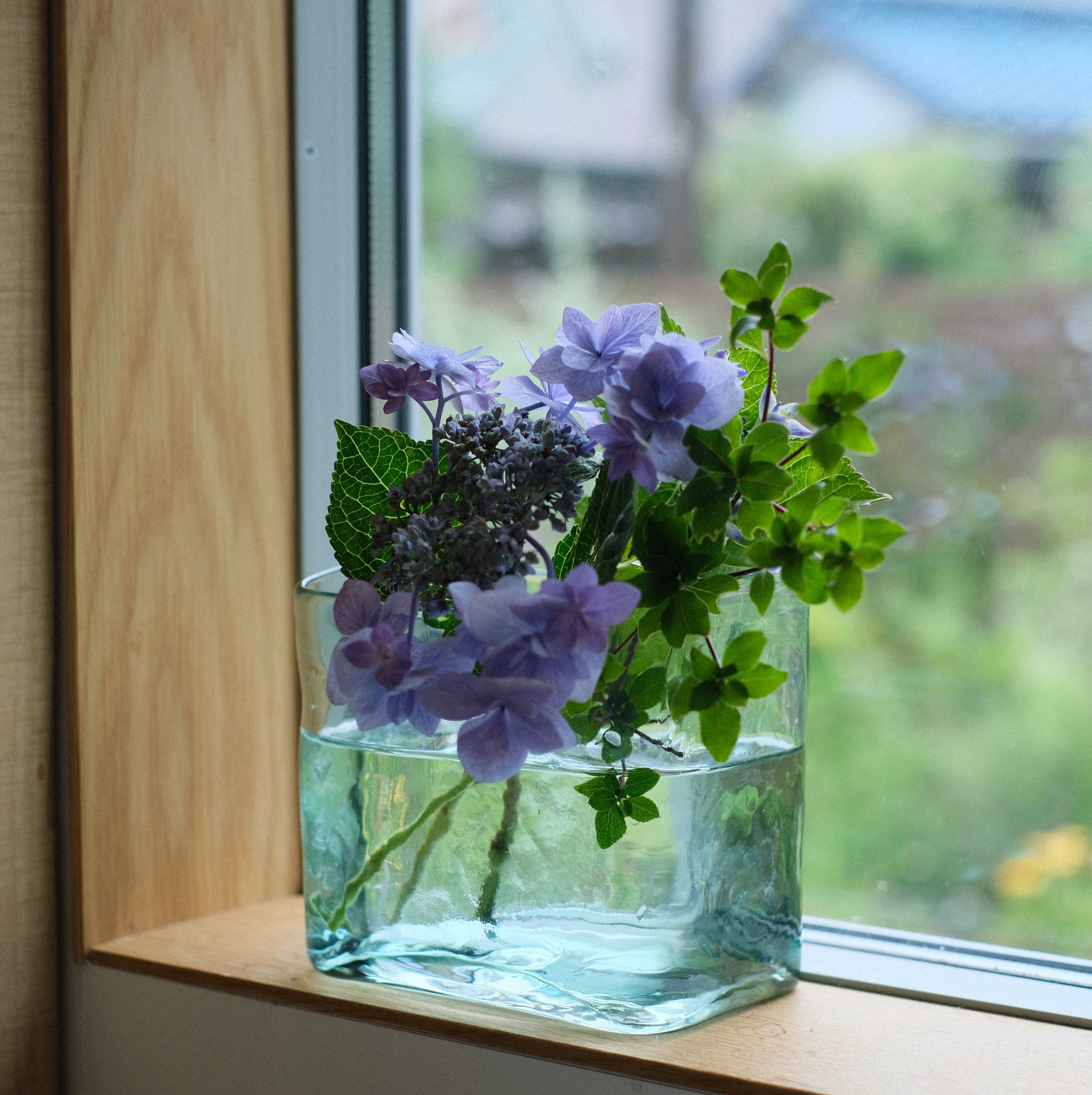 青緑色の花柄陶器花瓶