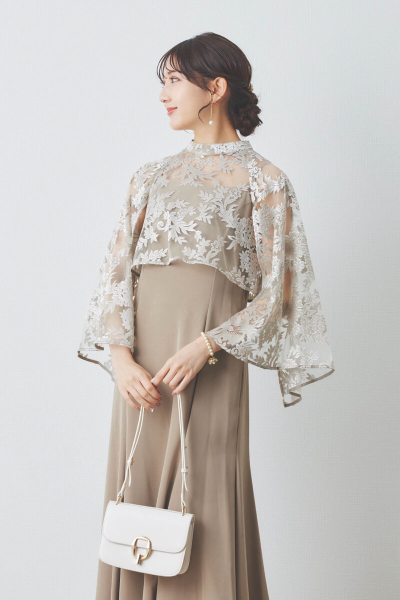 ベージュのエンブロイダリーレースケープセットドレス[M] anuansの