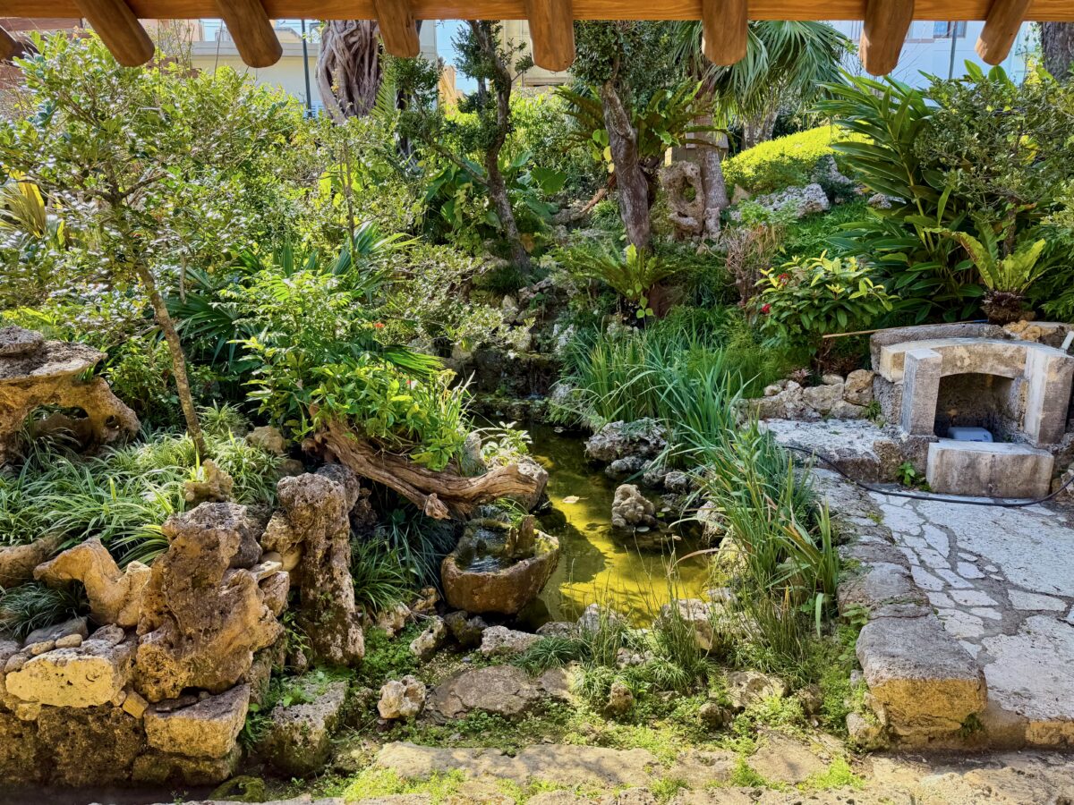 上江門家（UEJO SOBA）庭園 ― 町指定文化財の古民家食堂…沖縄県八重瀬