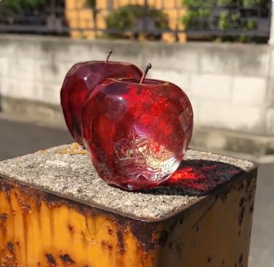 キラキラ輝くガラスのリンゴ 魔法が封じ込められているみたい