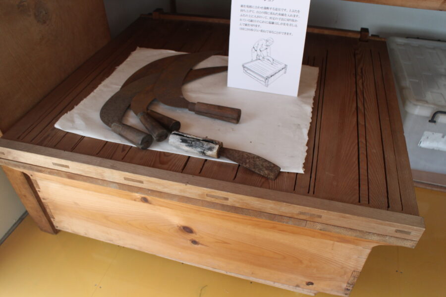 むかしの道具が並ぶ、展示室ができました。 | おおたけ手すき和紙の里
