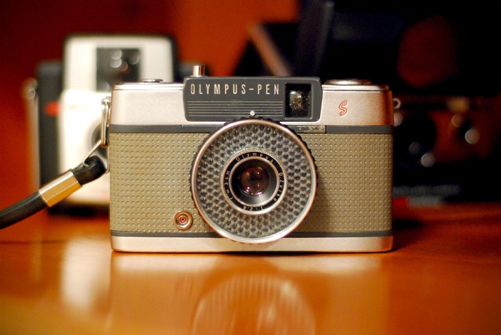 OLYMPUS PEN-Fの使い方。ハーフカメラなのになんと一眼レフ！いい写り