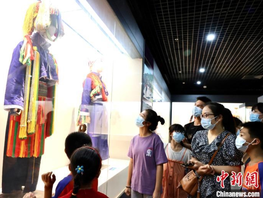 艶やかな色合いの刺繍が美しい！広西貴港で「民族服飾文化展」