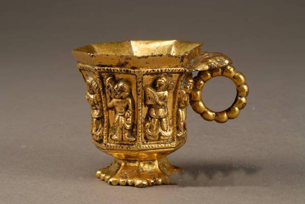 看见文物| 唐朝文物——伎乐纹八棱金杯_搜狐网