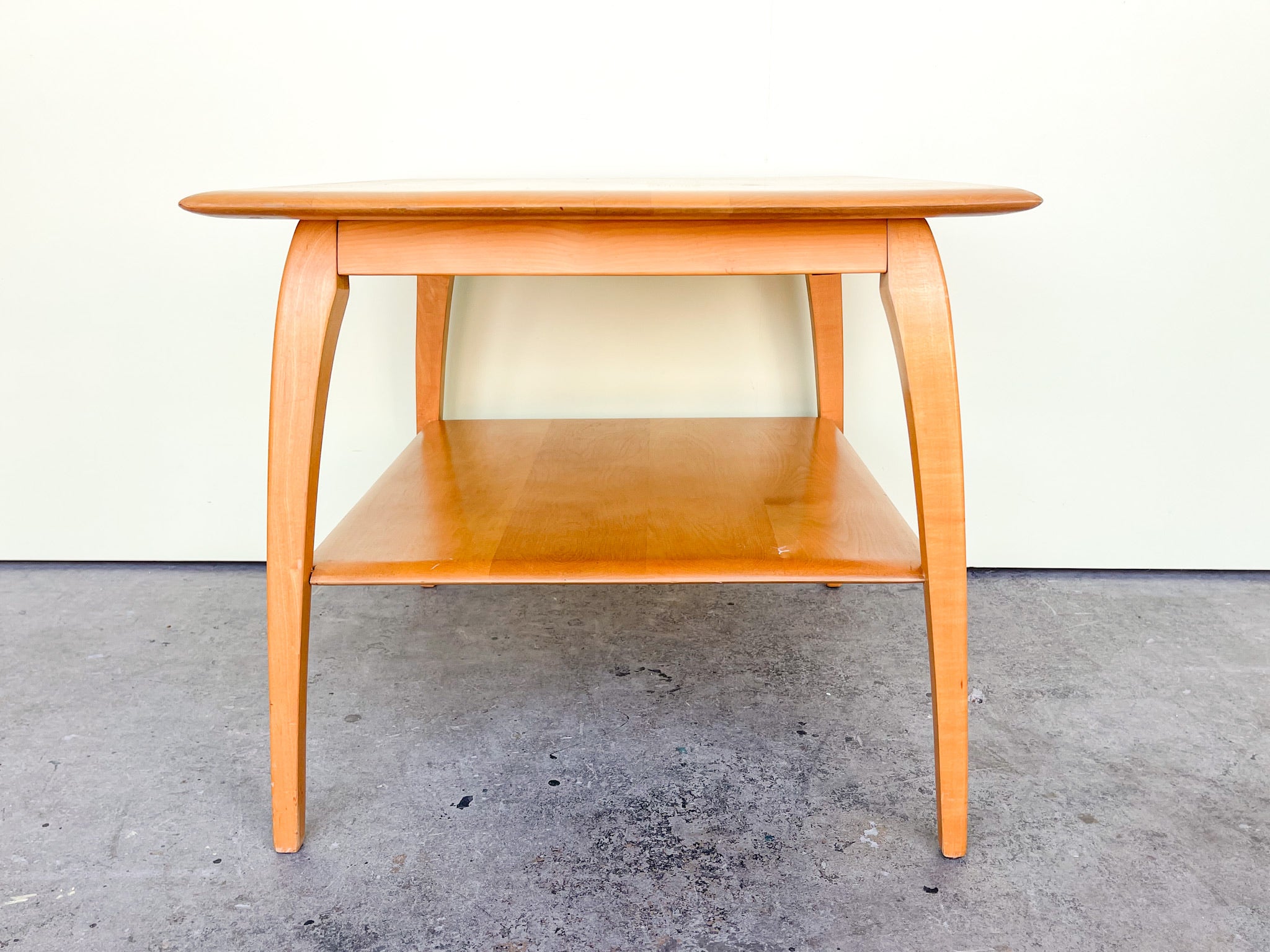 Heywood Wakefield 社製の刻印付きサイドテーブル ヘイウッドサイド