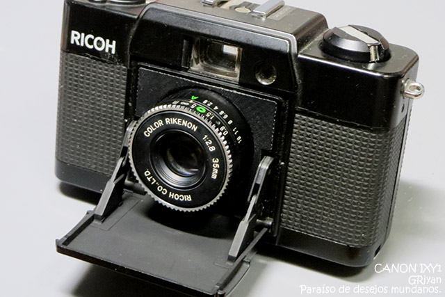 パカっと開くギミックが楽しいカメラ RICOH FF-1のジャンクを分解して