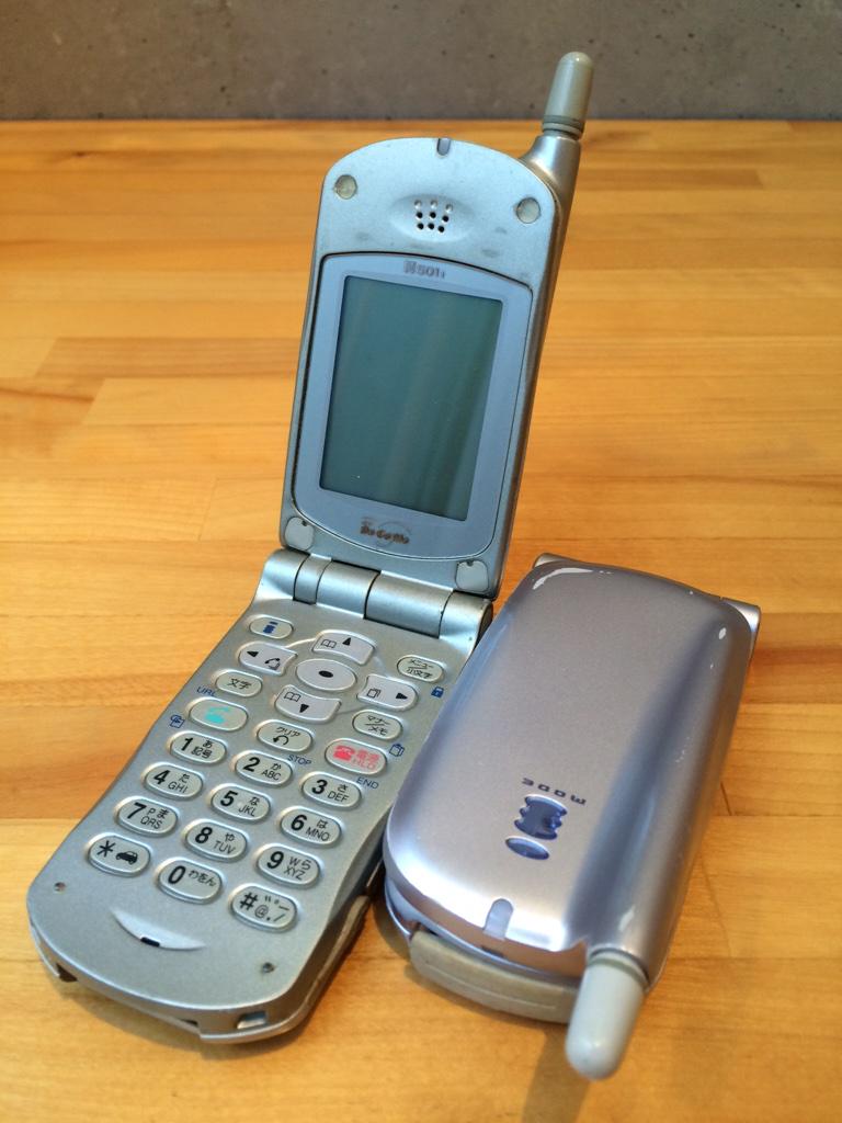 iモード初号機N501iと名機N502it。NECがケータイで天下を取った機種で