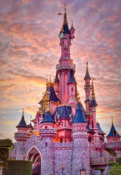 パリのディズニーランドのお城がピンクで可愛い！東京ディズニーランド