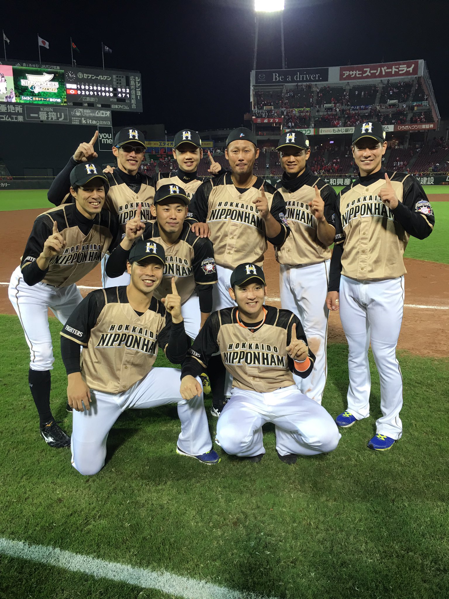 2016/10/29 日本ハムファイターズ優勝時胴上げ写真 栗山監督直筆 2016