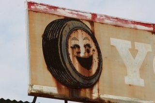 昔『ヨコハマタイヤ』の看板が怖かった時期が有ったんだけどなんで