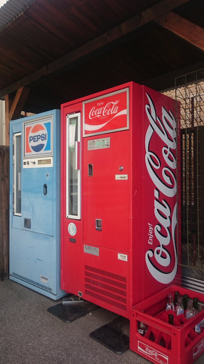 とある雑貨店に仲良く並ぶ 昔懐かしい瓶タイプのペプシとコカ・コーラ