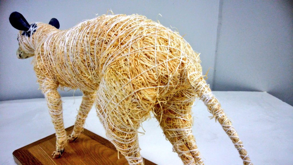 キツネの剥製 台座は本物の木 松の葉はフェイク キツネの剥製