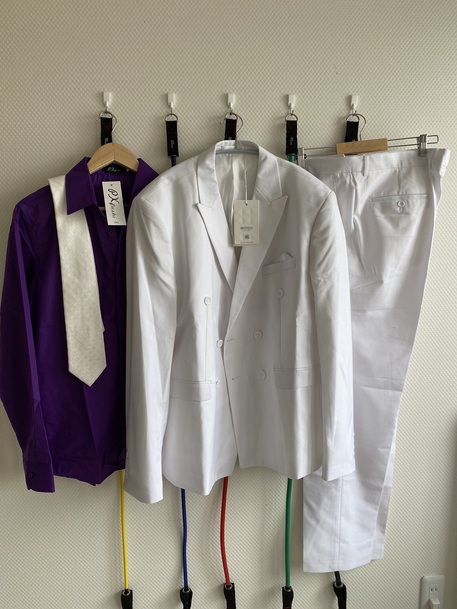 続々と届く花山薫の衣装 しかし 6XLのダブルのスーツはかなり大きめの