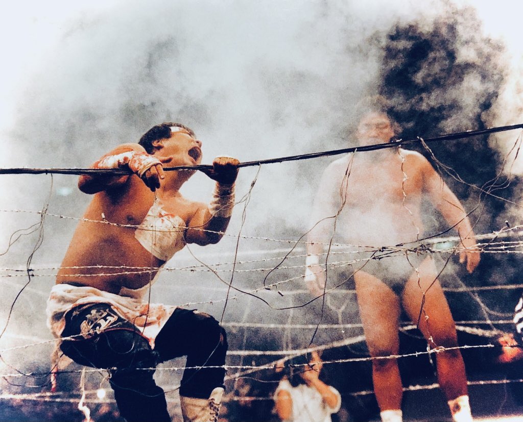 長州力 vs 大仁田厚 - ノーロープ有刺鉄線電流爆破デスマッチ 試合写真