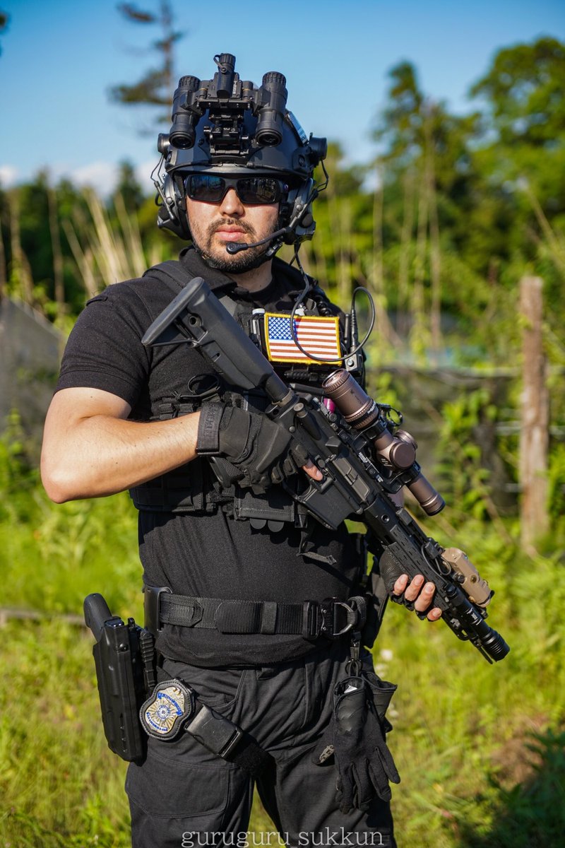 この間のLE撮影会にて、@piro_Report のシークレットサービス装備を着