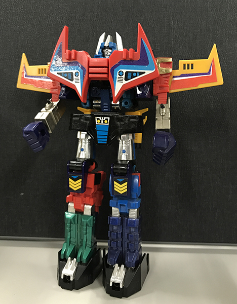 5体合体したミクロロボットVは、かなりヒロイックなデザインと