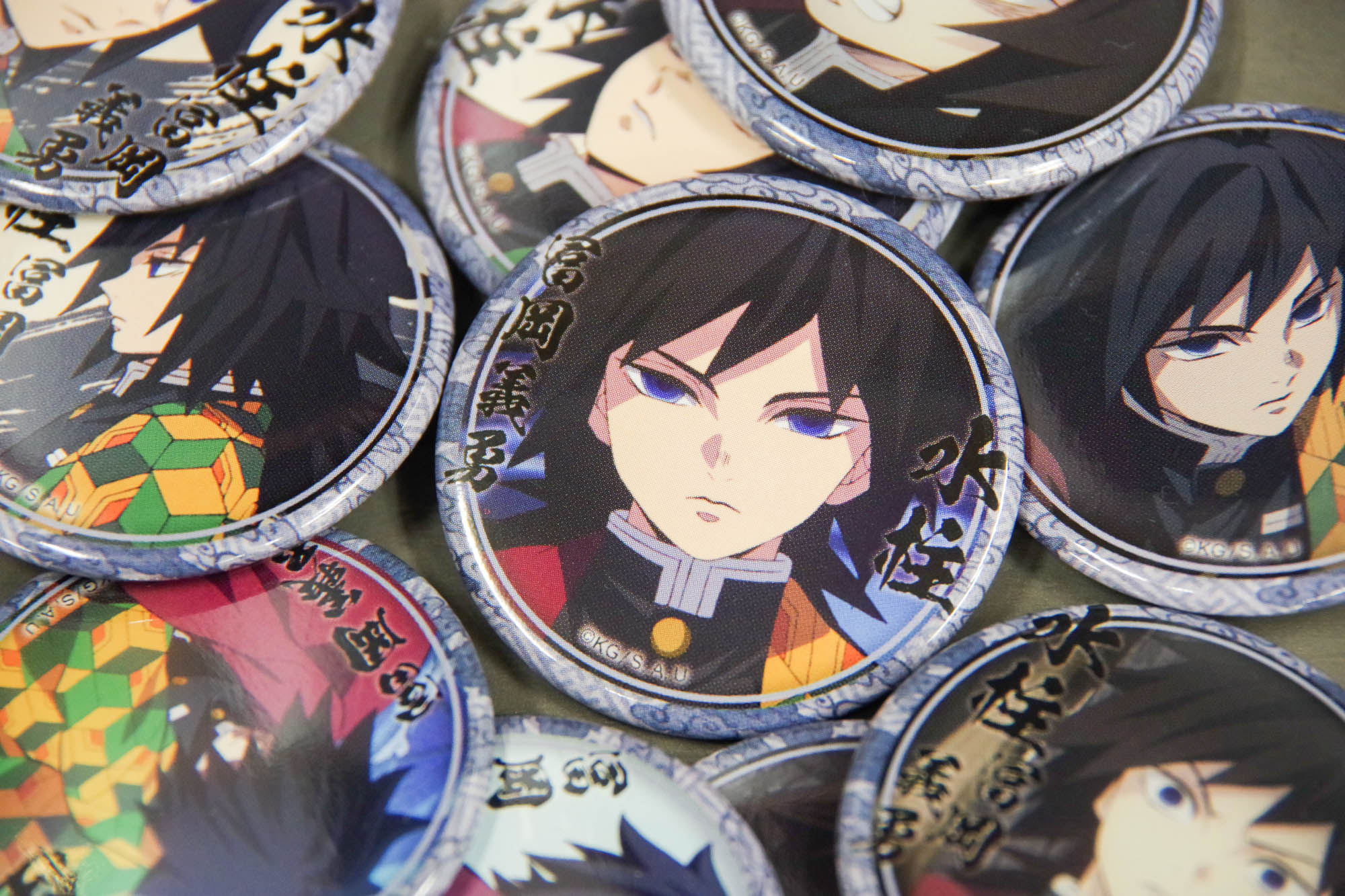 鬼滅の刃 お楽しみくじ 缶バッジ 冨岡義勇 鬼滅の刃 柱ダイニング お