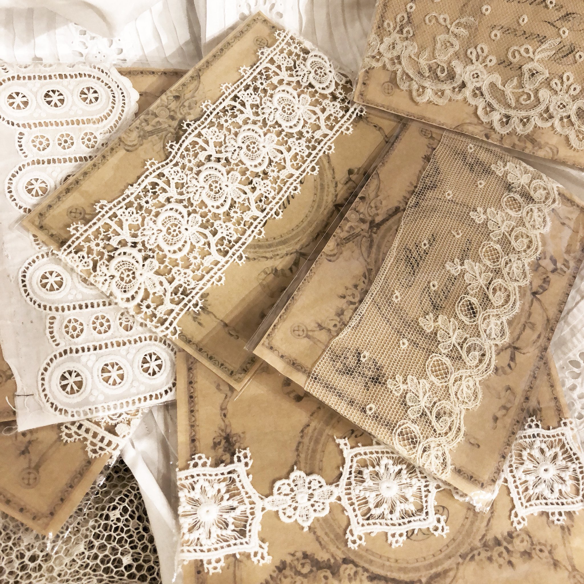 パリの骨董屋さんで購入の繊細なレ―スのハンカチ、アンティーク