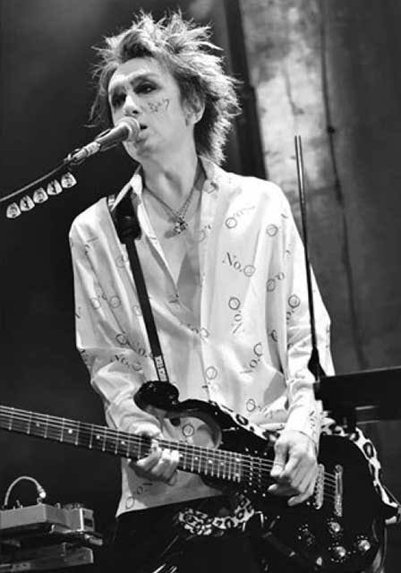 iitaikoto1u BUCK-TICKの今井寿さんは右利きなのにギターは左利き用