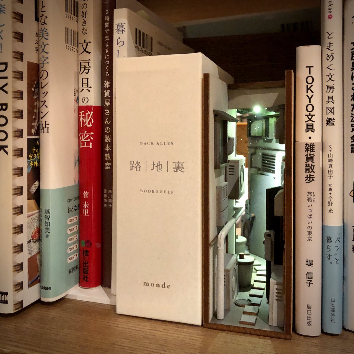 本棚の奥へと続く物語。 mondeの裏路地ブックシェルフが入荷しました