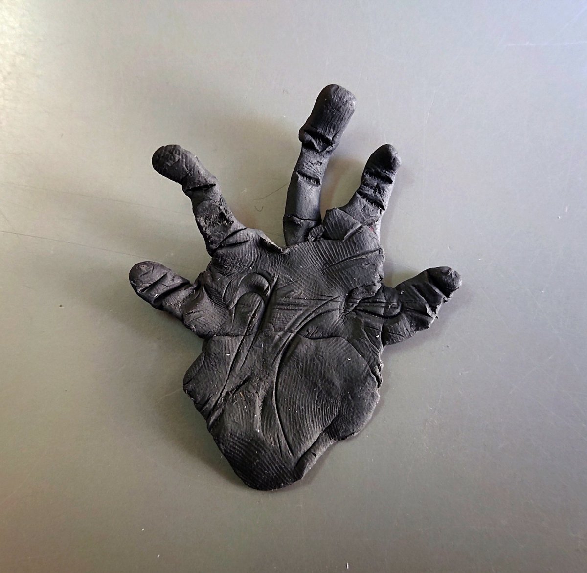 クラスの子が、消しゴムの消しカスを集めまくって作った手。 思わず