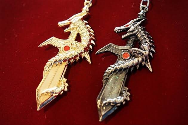 竜剣(ドラゴンソード)のだっさいネックレス」!! でもこのMVは