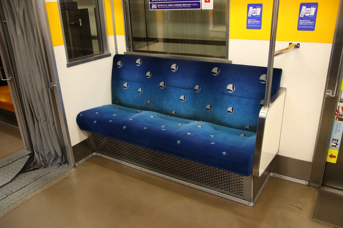 特徴的な東急8500系の青色優先席モケット。 更新工事が施行された非