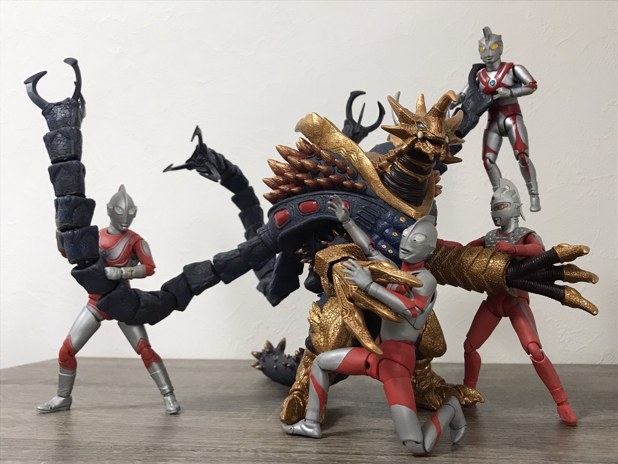 希少) ウルトラマンメビウス&ウルトラ兄弟 Uキラーザウルス ソフビ