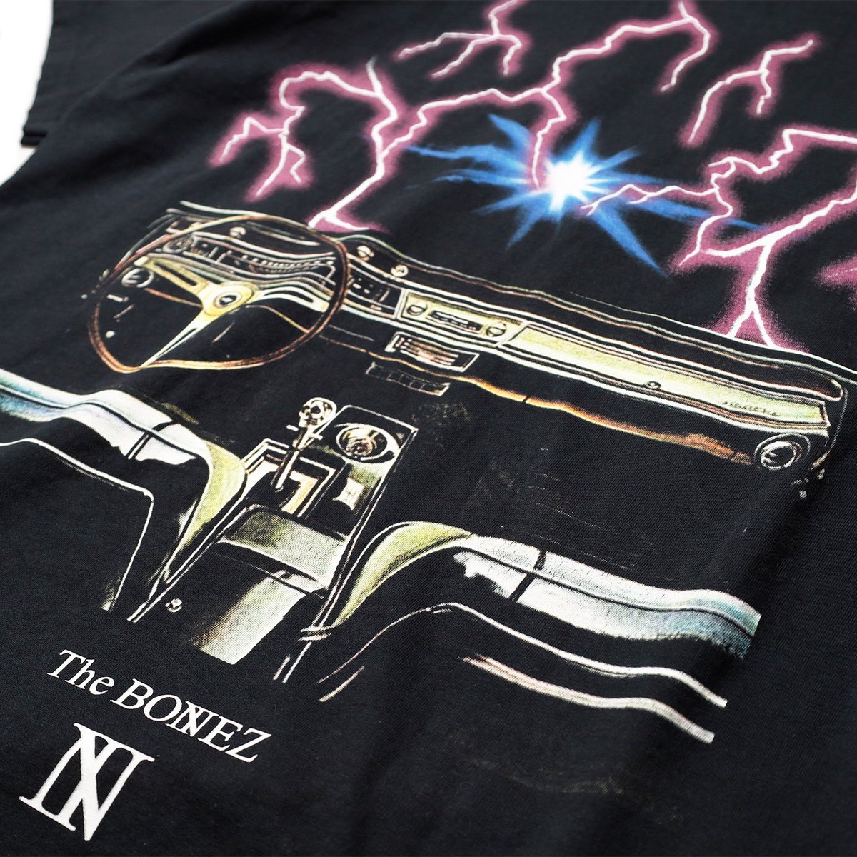 このTシャツはなんと20版ものシルクスクリーンを使用！更に迫力を出す