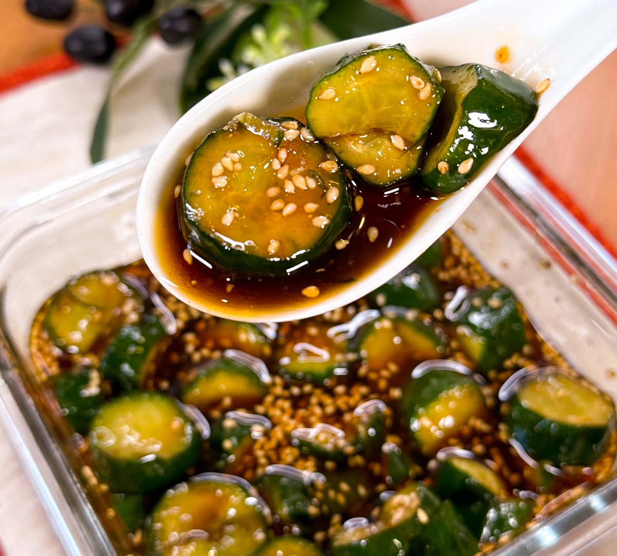 無限きゅうりのピリ辛漬け】 ①きゅうり3本を1cm幅にカットして容器へ