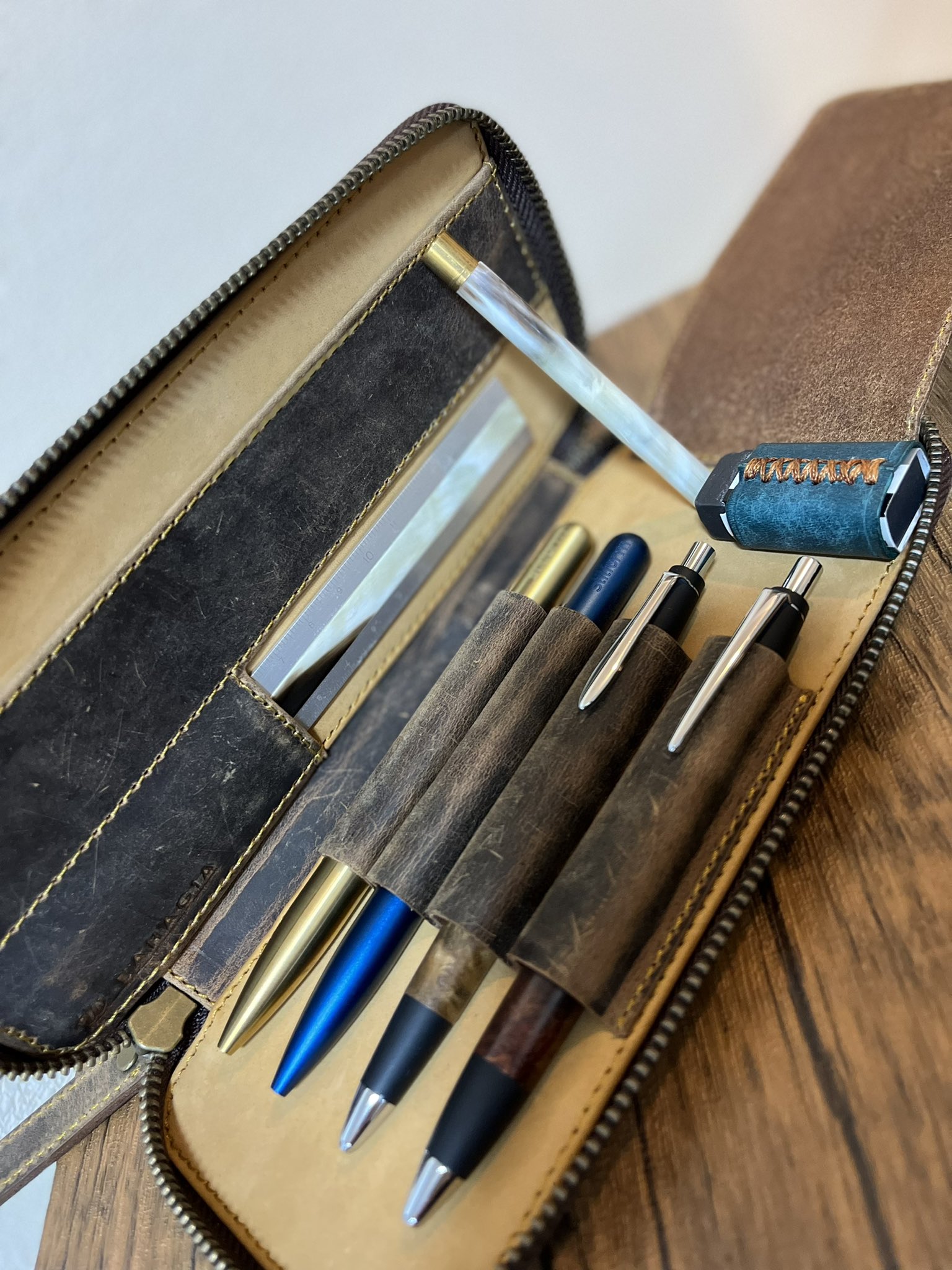 バハギアペンケースラウンドジップ型クレイジーホースダークブラウン