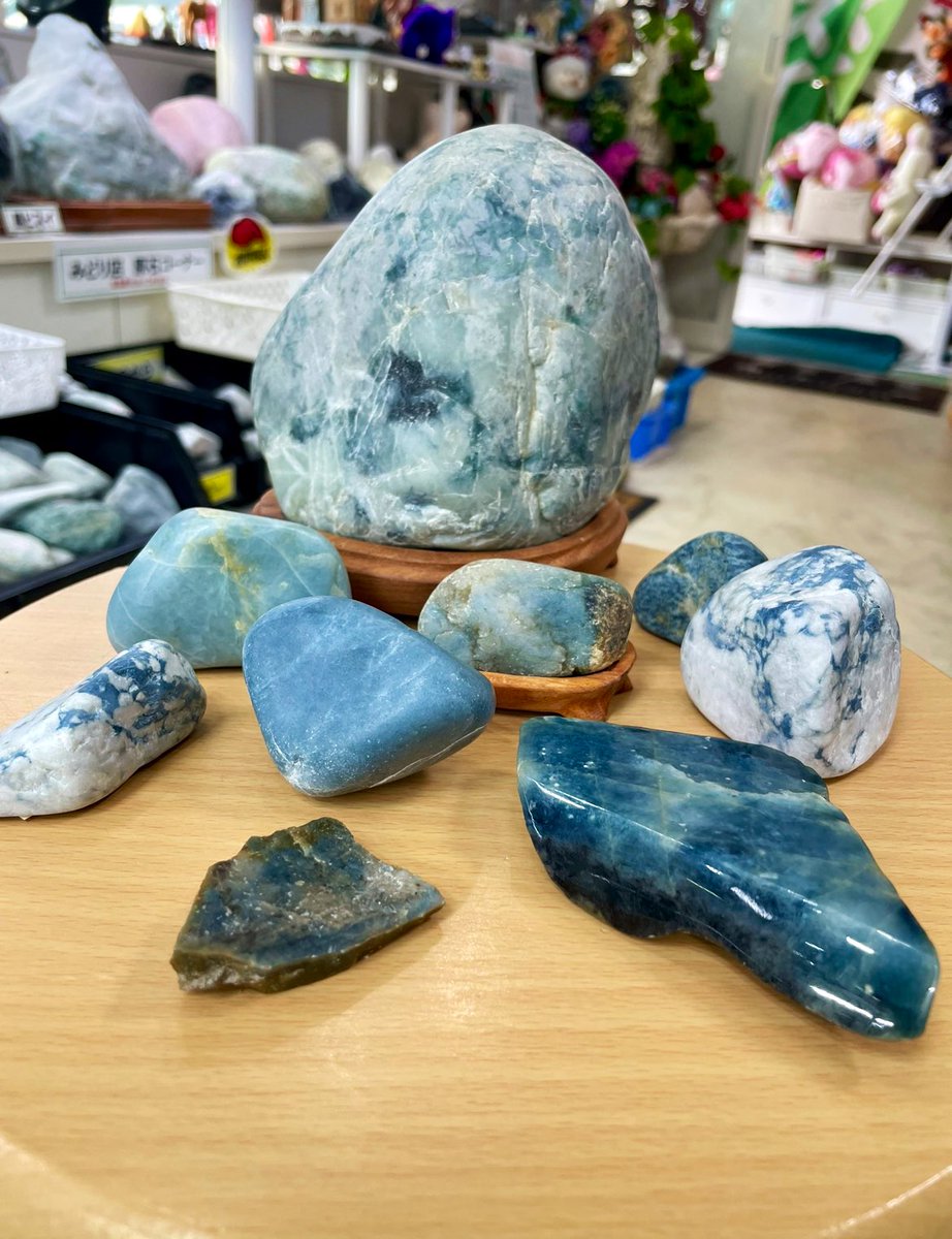 糸魚川翡翠 194g 入コン沢 青ヒスイ 原石 ひすい