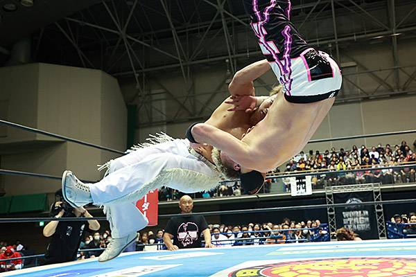 ☆セミファイナル 「WORLD TAG」Bブロック公式戦 棚橋＆ファンタズモ