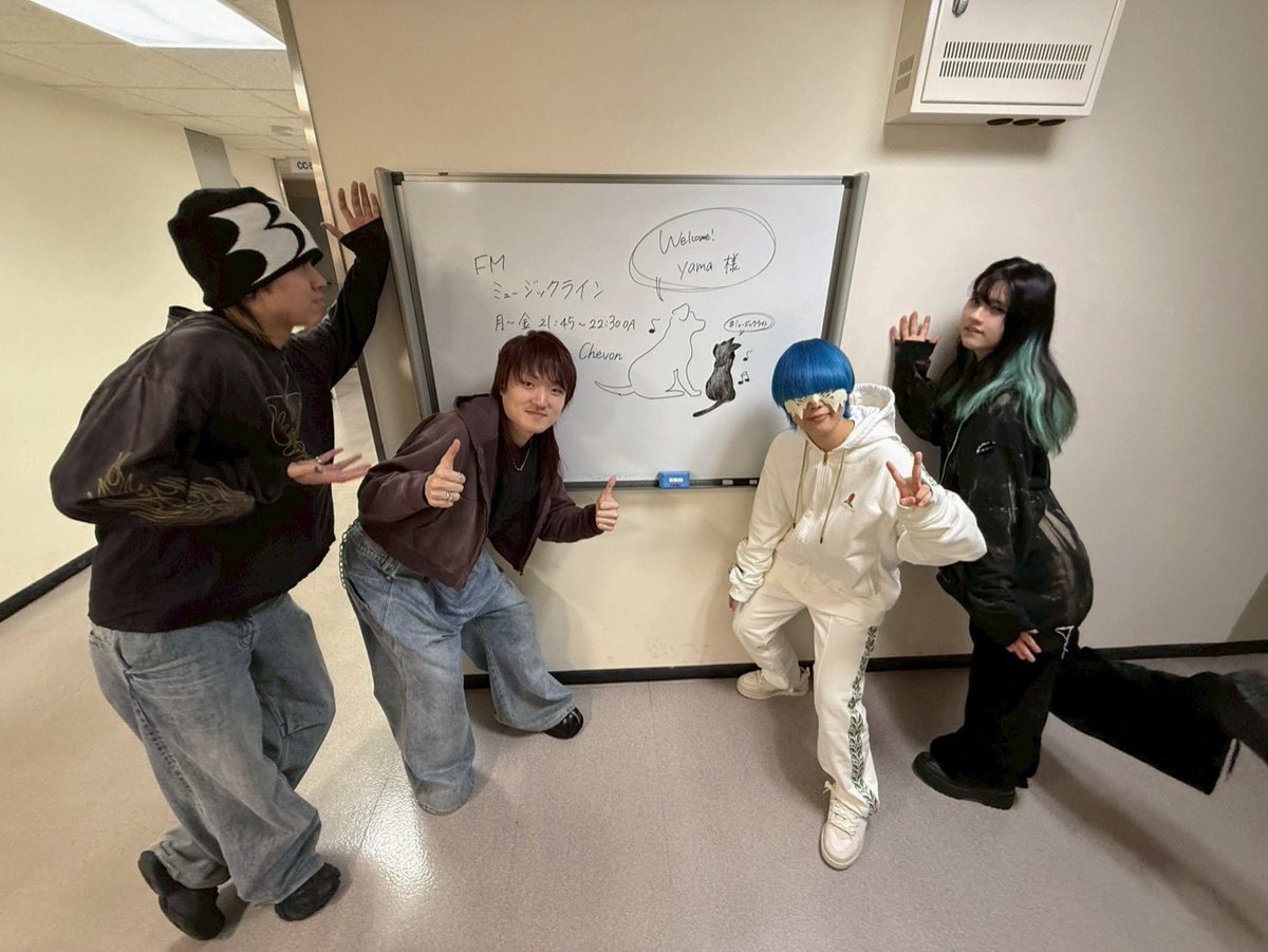 Chevon 谷絹茉優さんカラー パーカータイプ Chevon 谷絹茉優さんカラー